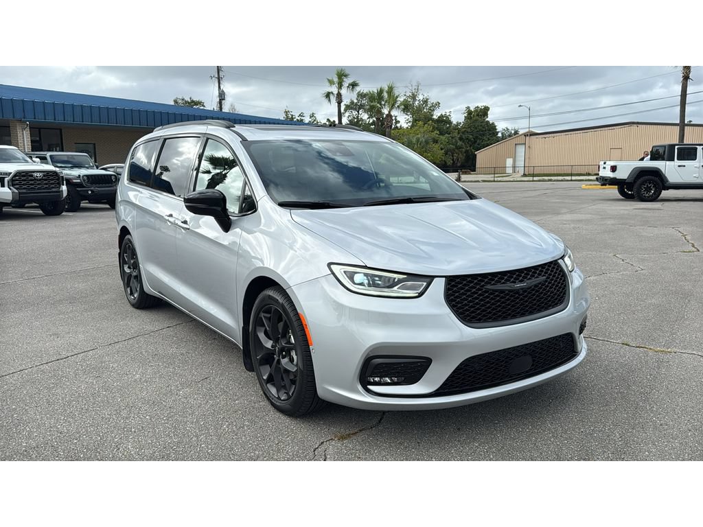 Used 2023 Chrysler Pacifica Limited w/ Uconnect Theater Family Group FWD image 7