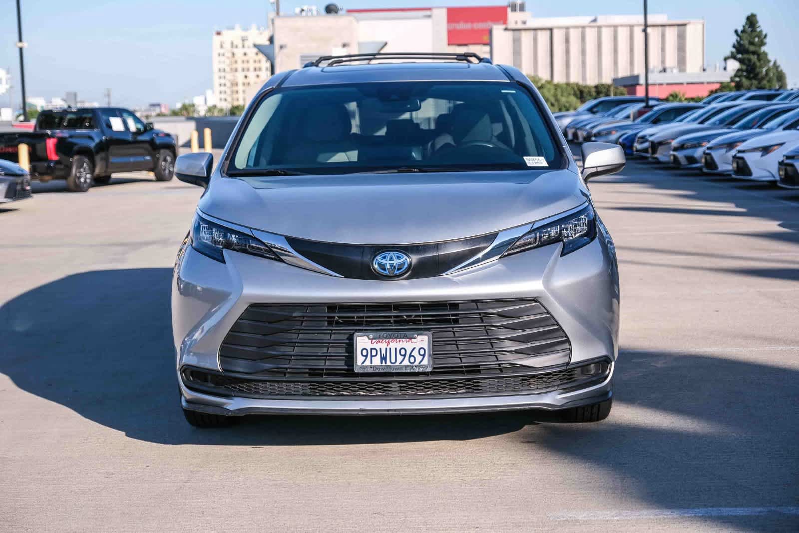 Used 2024 Toyota Sienna LE w/ LE Plus Package FWD image 2