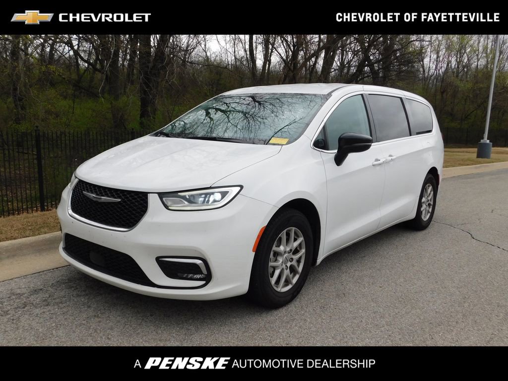 Used 2024 Chrysler Pacifica Touring-L image 1