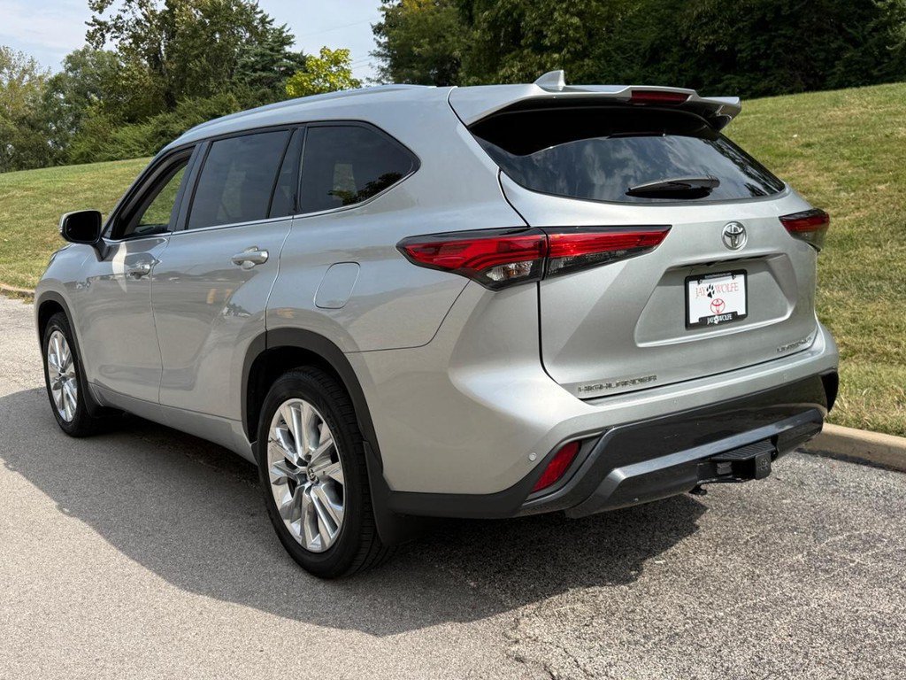 Used 2022 Toyota Highlander Limited AWD/4WD image 3