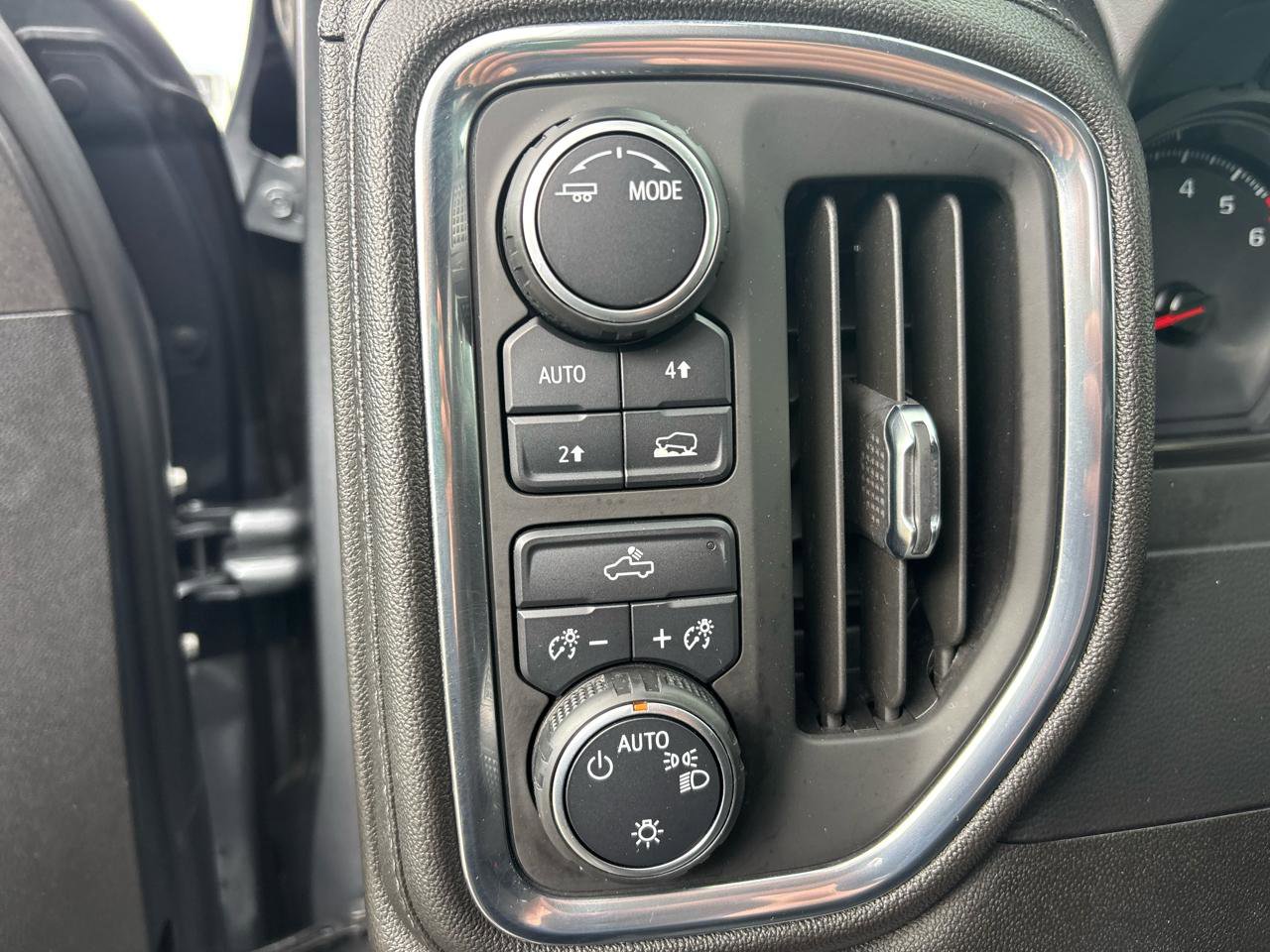 Used 2021 Chevrolet Silverado 1500 LT AWD/4WD image 16