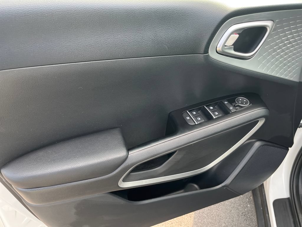 Used 2025 Kia Soul LX FWD image 11