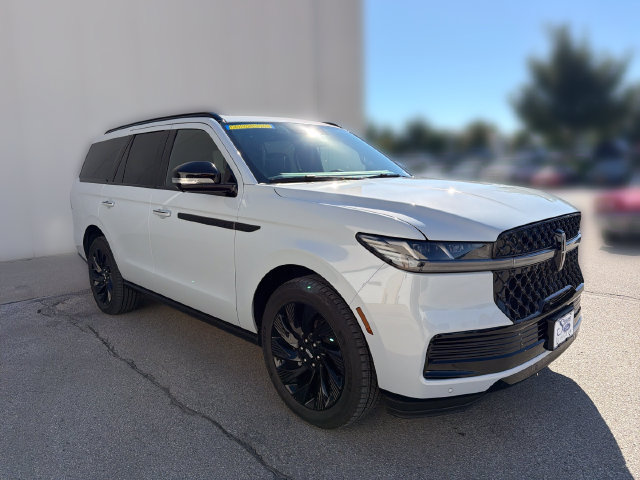 New 2026 Lincoln Navigator Reserve w/ Jet Appearance Package AWD/4WD image 3