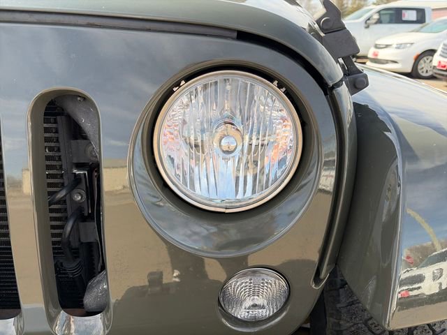 Used 2015 Jeep Wrangler Unlimited Sahara w/ Connectivity Group image 17