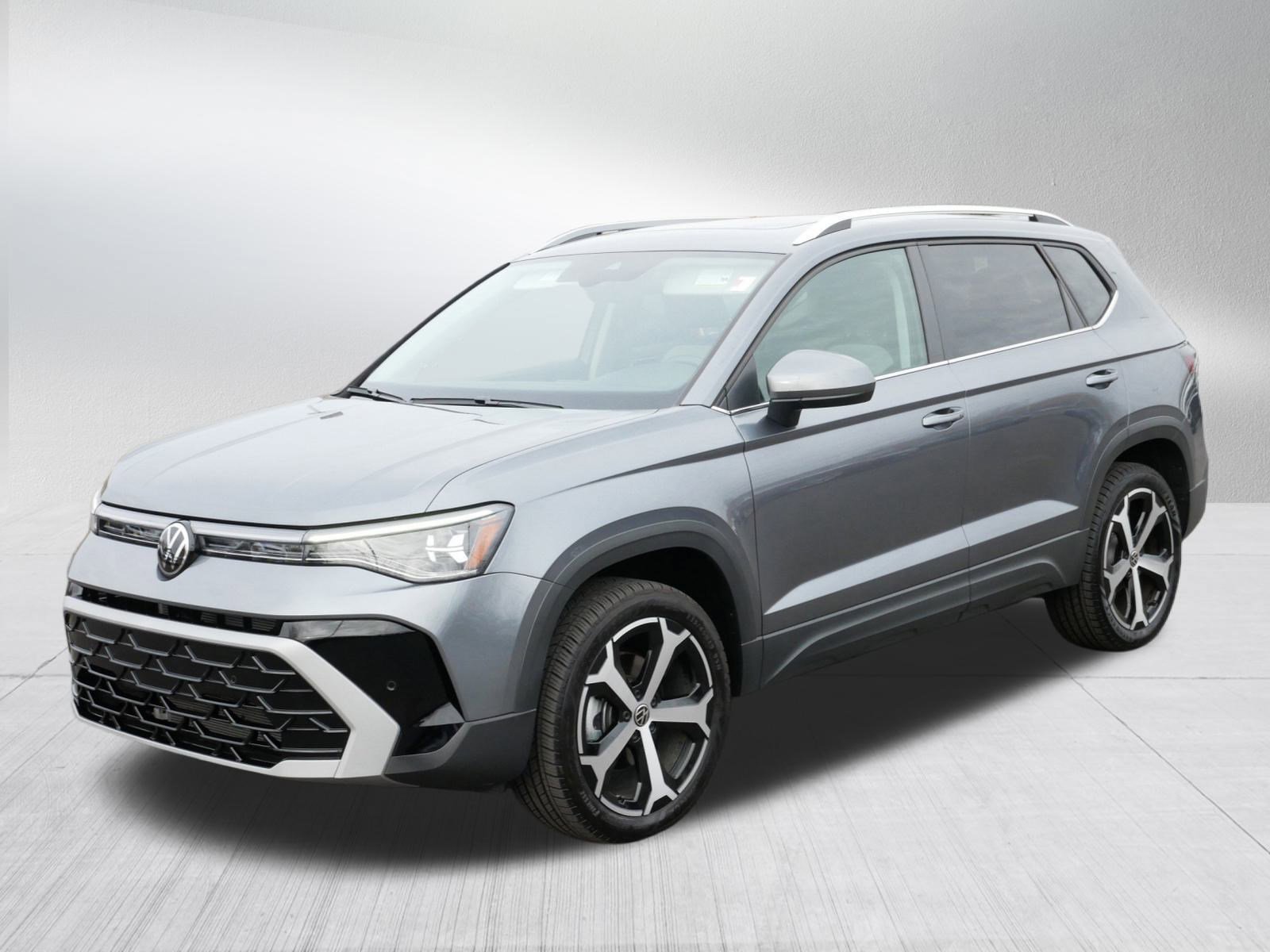 Certified 2025 Volkswagen Taos SEL image 3