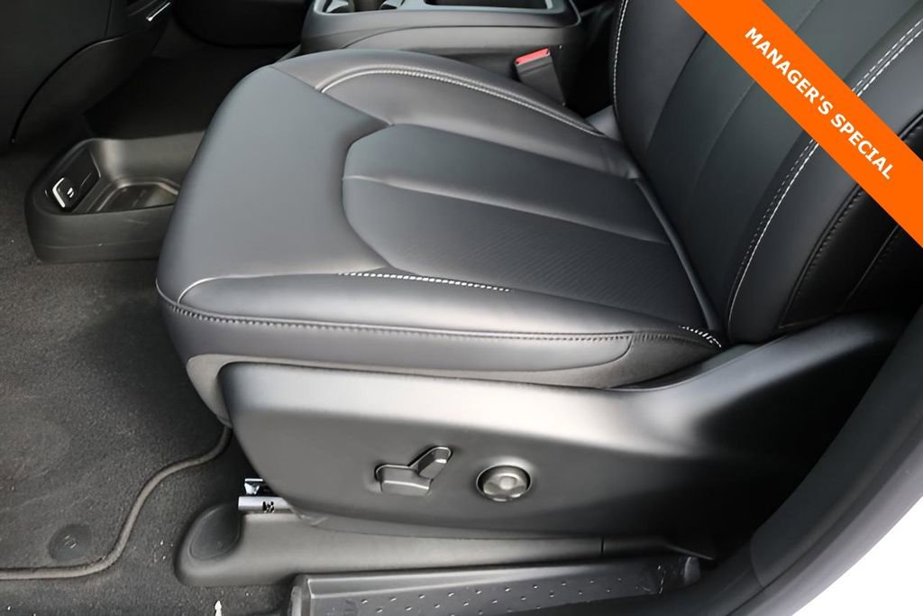New 2026 Chrysler Pacifica Select image 10