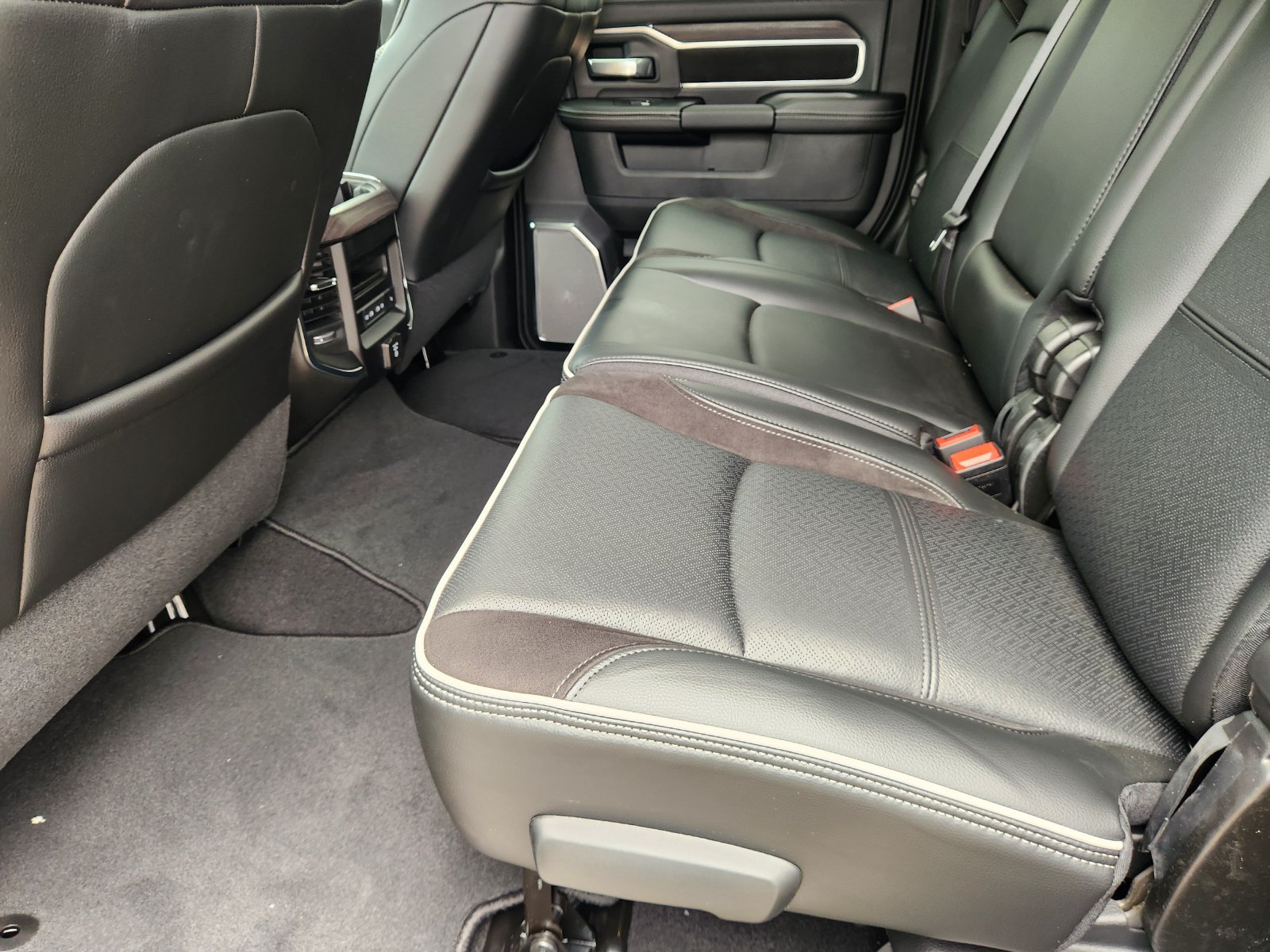 New 2026 RAM 3500 Laramie AWD/4WD image 22
