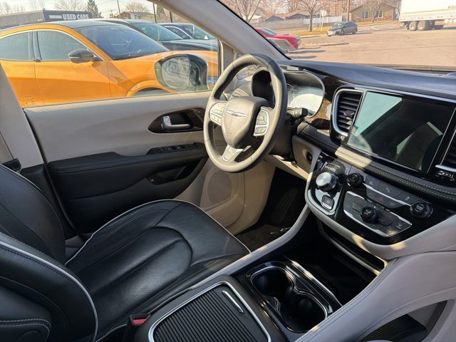 Used 2023 Chrysler Pacifica Limited image 13