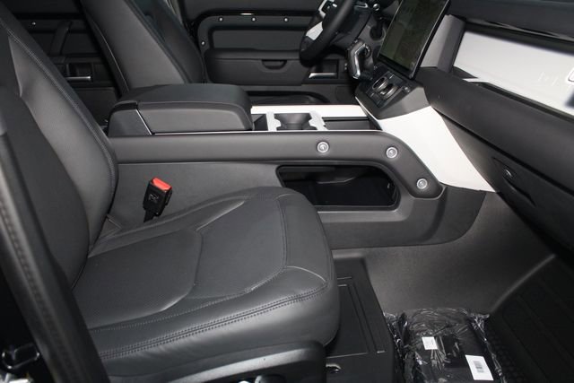 New 2026 Land Rover Defender 130 X-Dynamic SE image 3