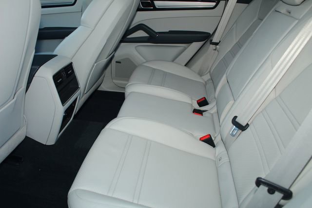 Certified 2023 Porsche Cayenne Platinum Edition image 25