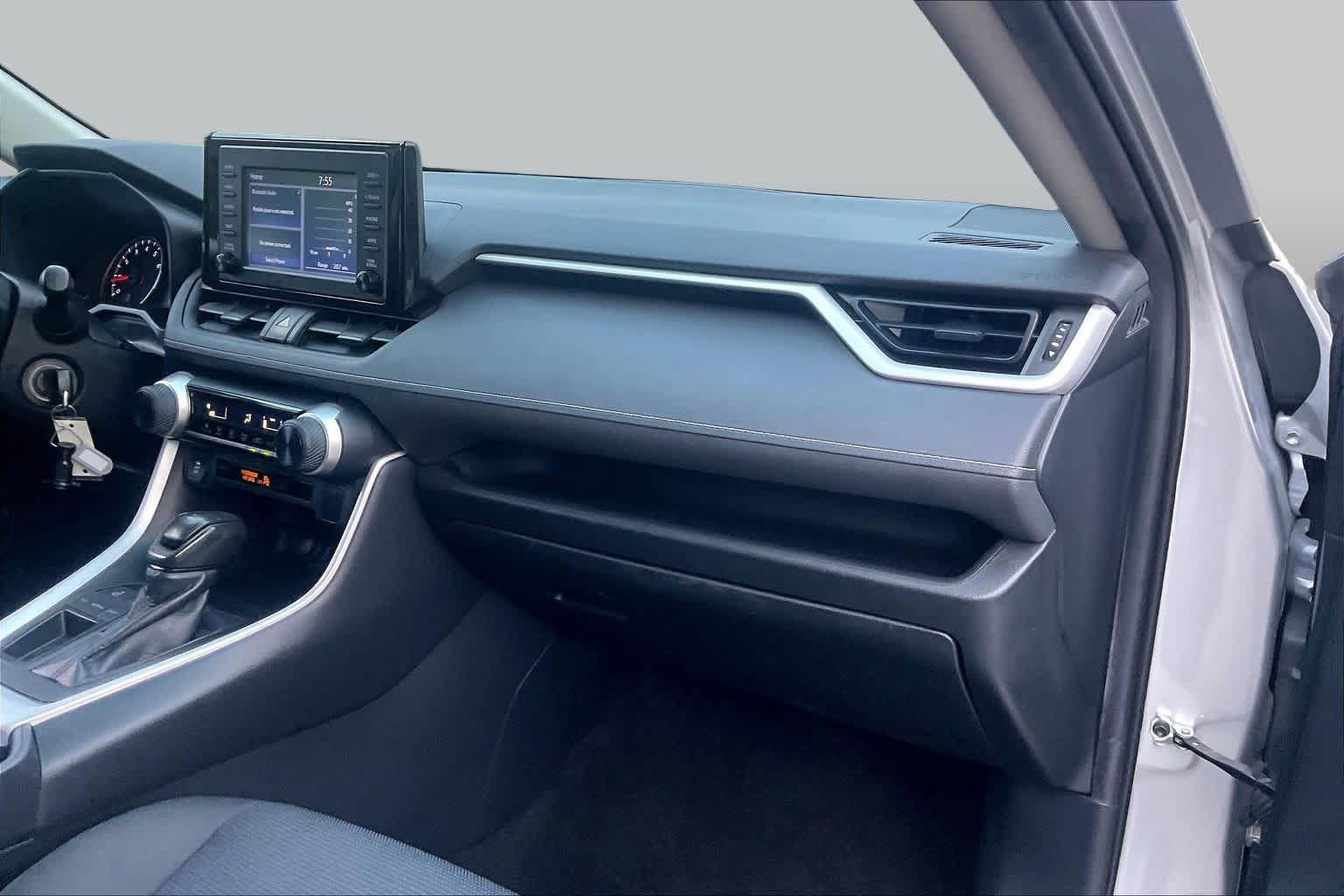 Used 2019 Toyota RAV4 LE FWD image 16