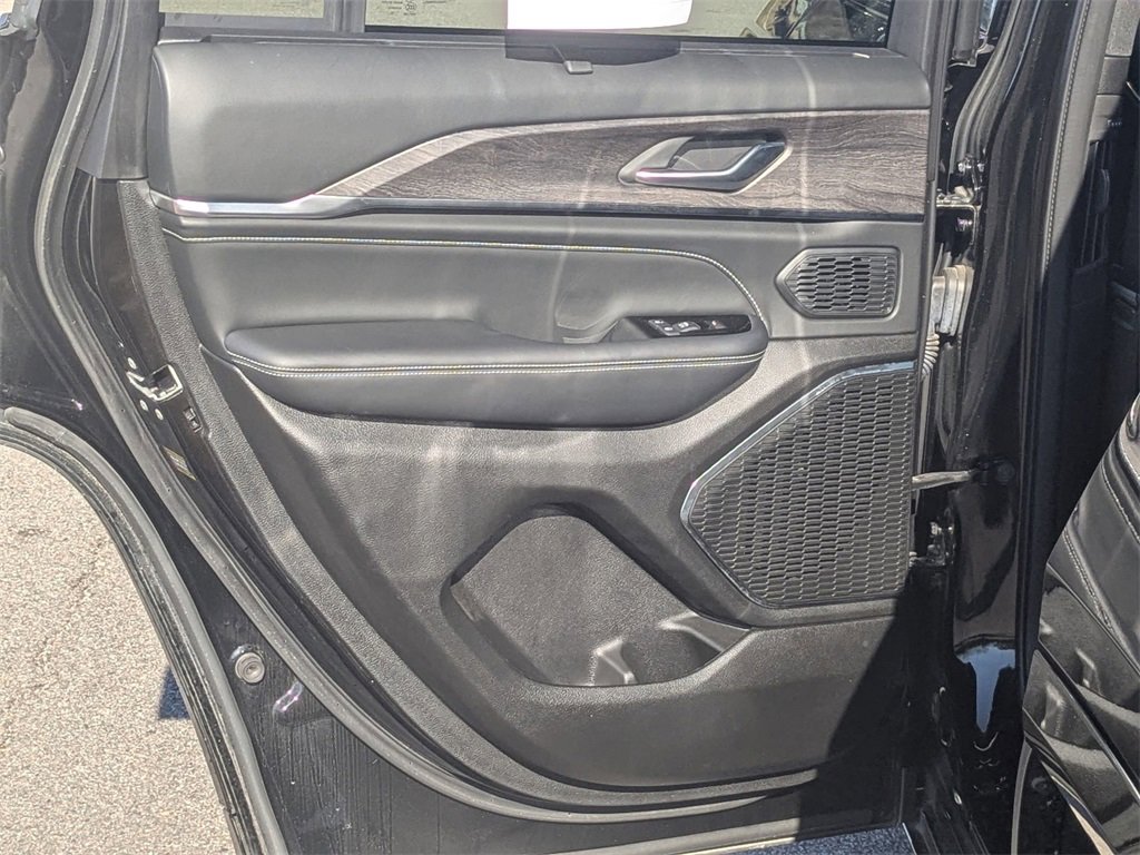 Used 2022 Jeep Grand Cherokee Overland w/ Luxury Tech Group IV image 29