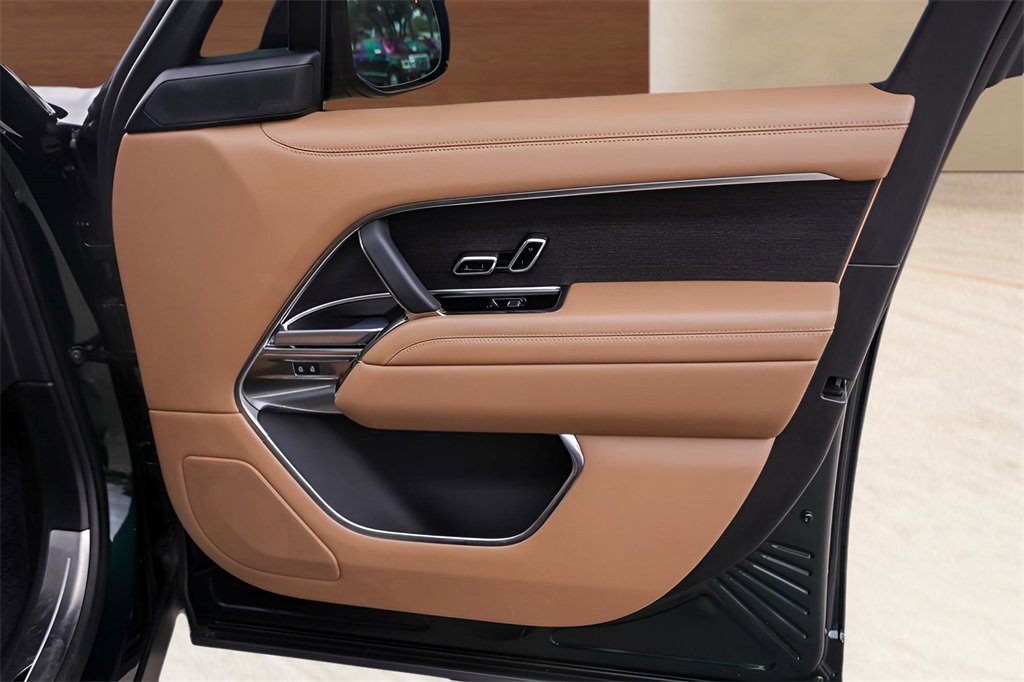 Used 2024 Land Rover Range Rover Long Wheelbase SE image 27