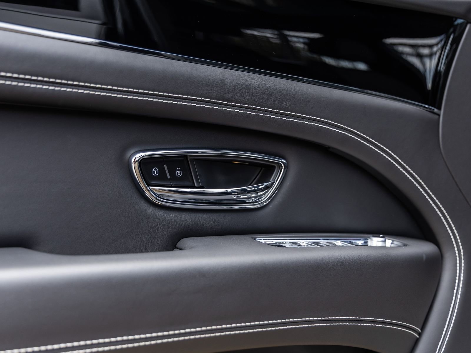 Used 2023 Bentley Bentayga AWD/4WD image 20