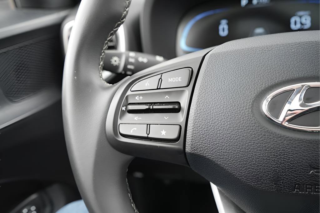 Certified 2025 Hyundai Venue SEL FWD image 26
