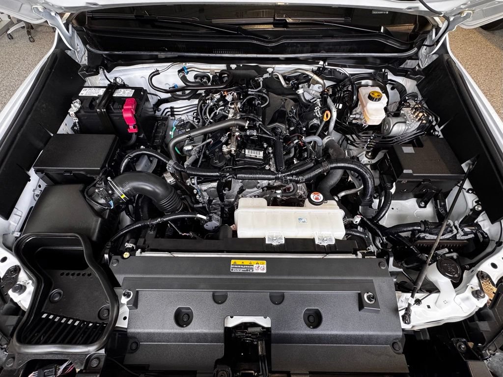 Certified 2025 Toyota Tacoma SR5 AWD/4WD image 16