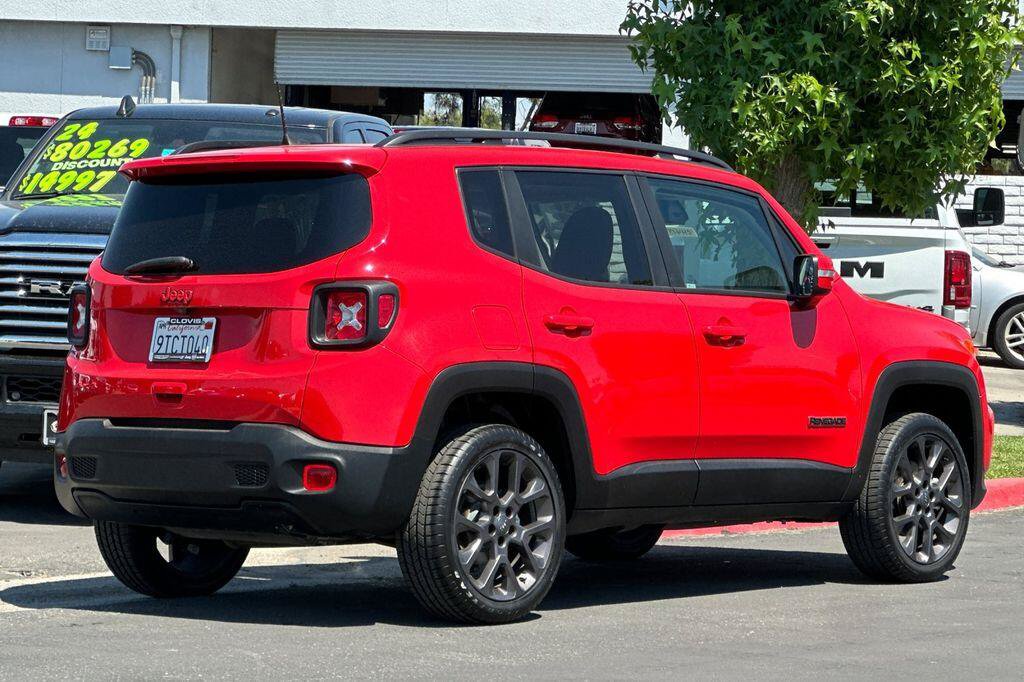 Used 2023 Jeep Renegade Latitude w/ Sun/Sound Group AWD/4WD image 4