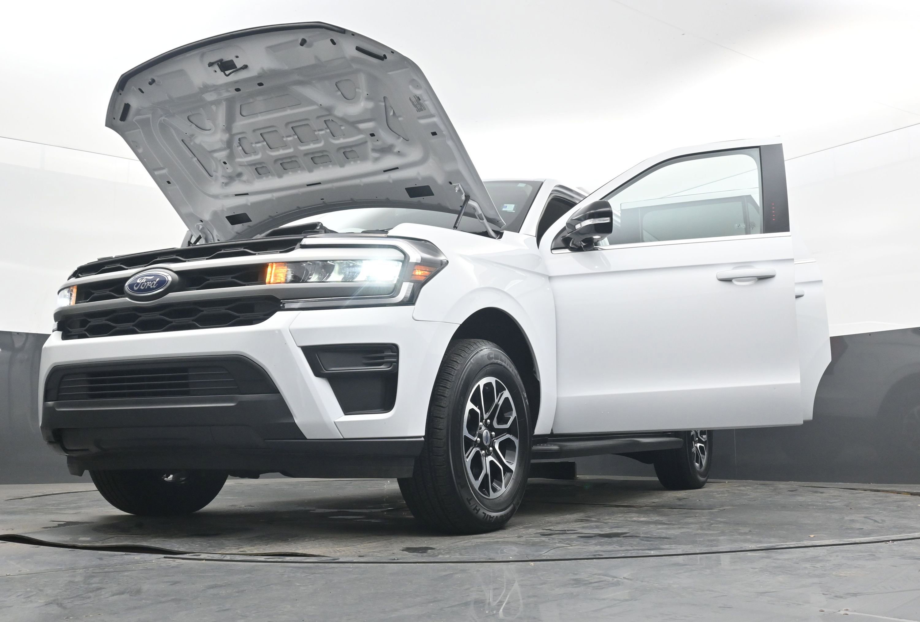 Used 2024 Ford Expedition Max XLT image 41