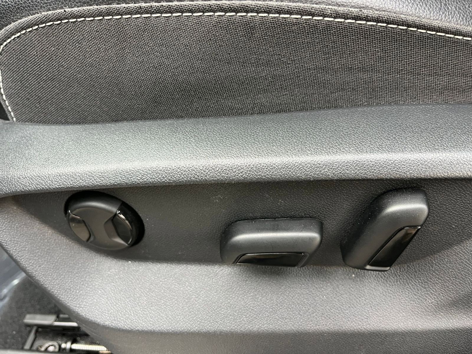 Used 2025 Volkswagen Atlas SE image 23