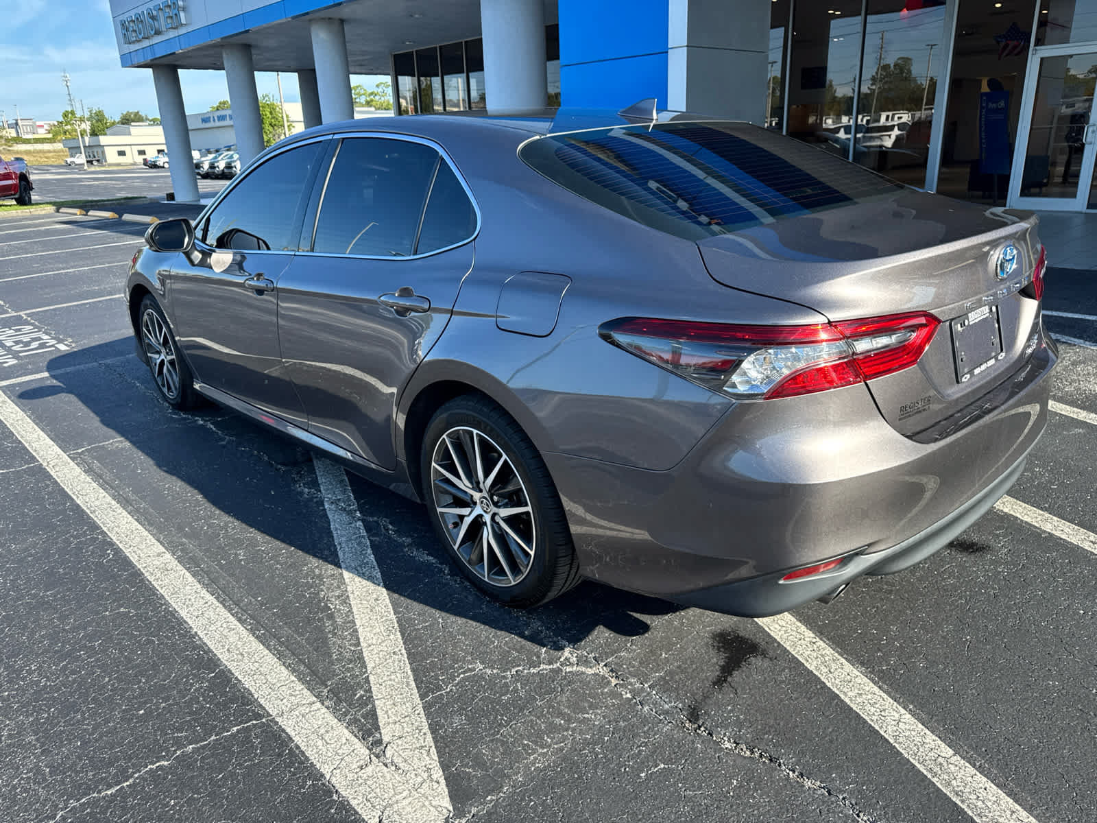 Used 2022 Toyota Camry XLE FWD image 4