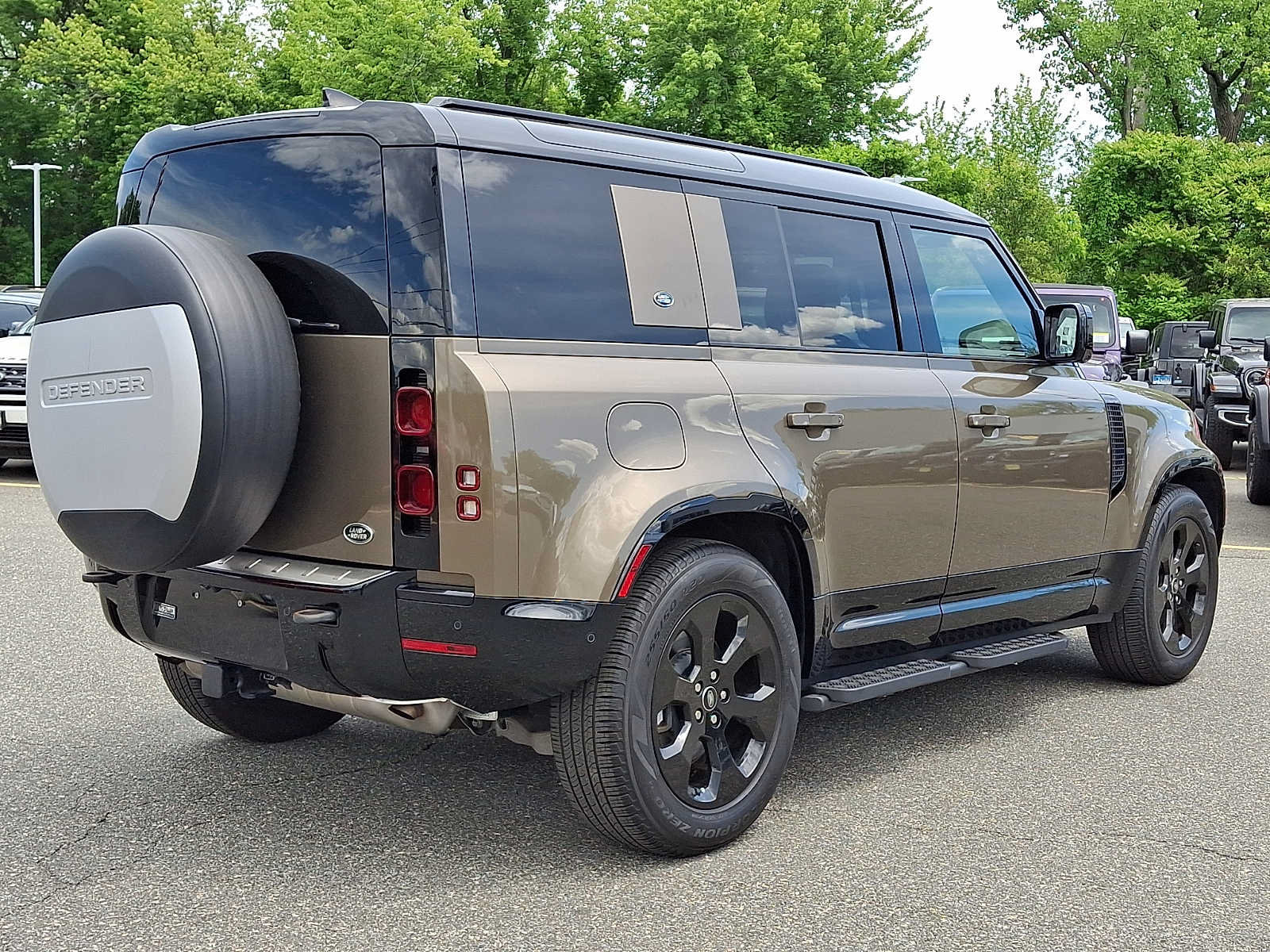 Used 2022 Land Rover Defender 110 X-Dynamic SE AWD/4WD image 6