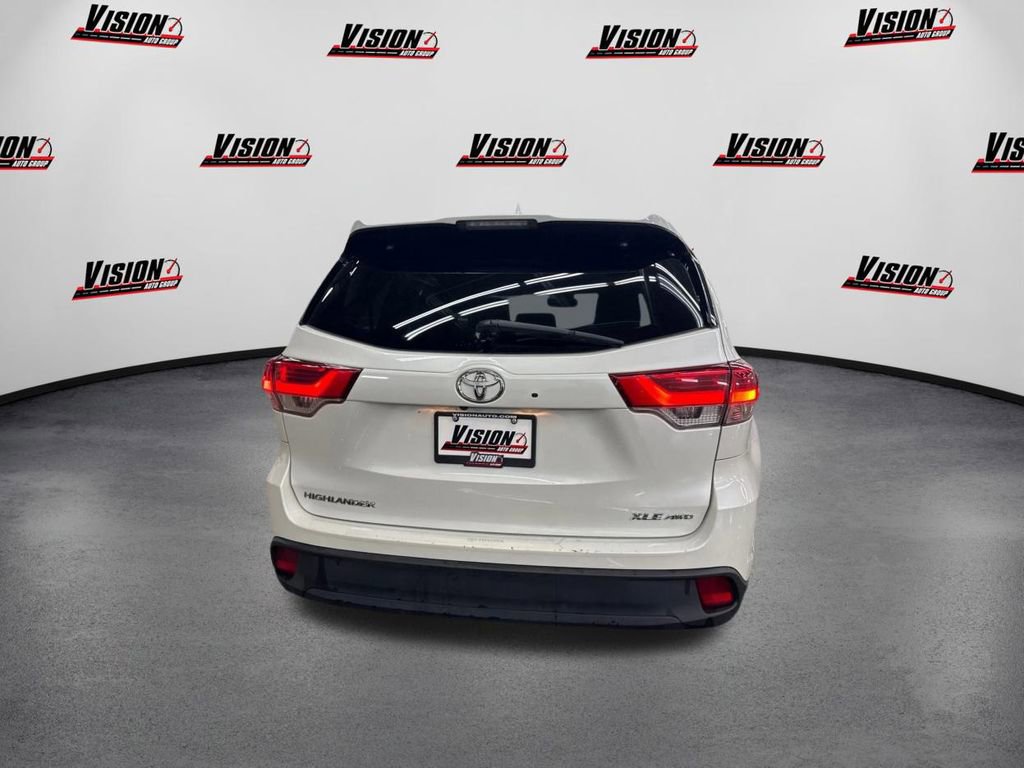 Used 2017 Toyota Highlander XLE w/ Carpet Mat Package image 6