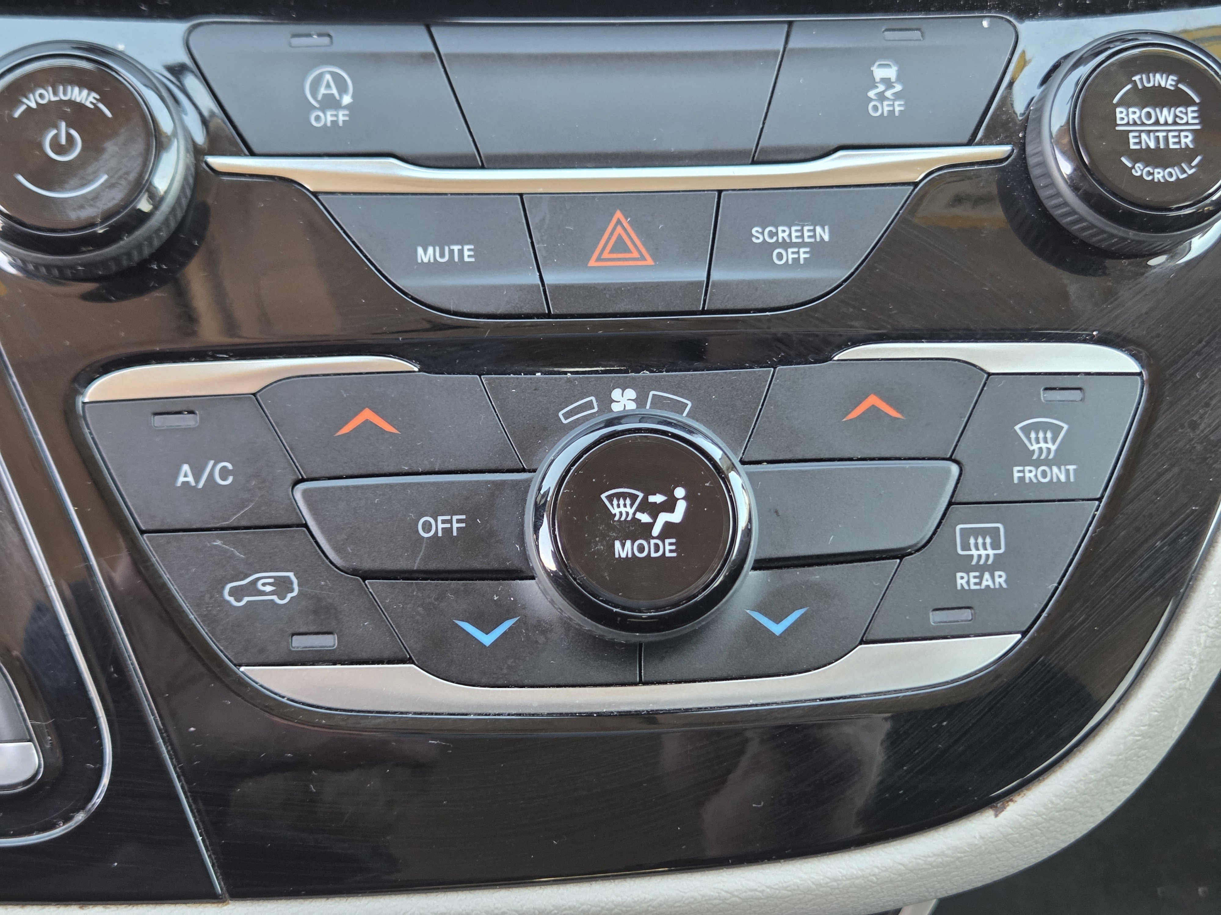 Used 2022 Chrysler Voyager LX image 14