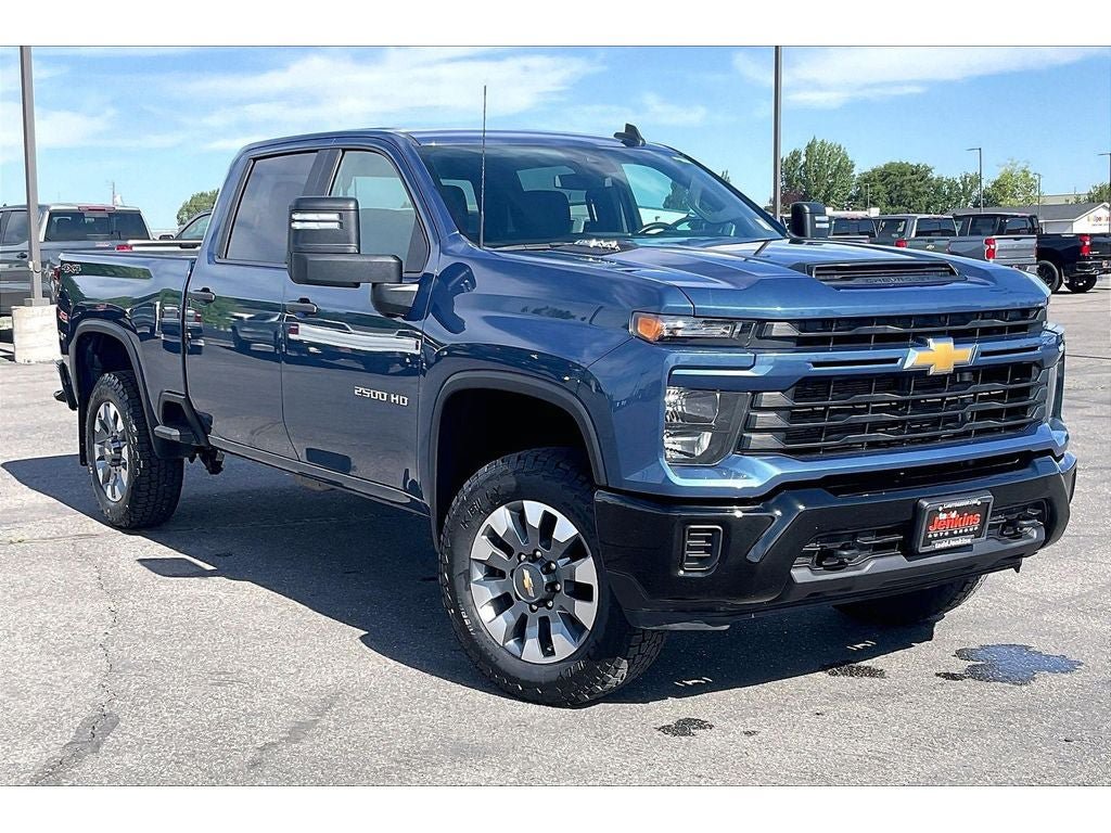 Used 2024 Chevrolet Silverado 2500 Custom AWD/4WD image 2