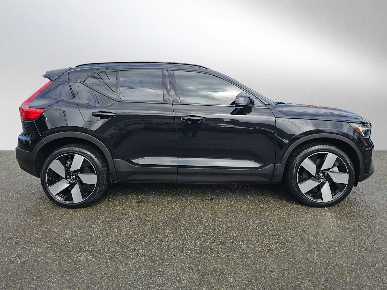 Used 2023 Volvo XC40 Recharge Ultimate image 2