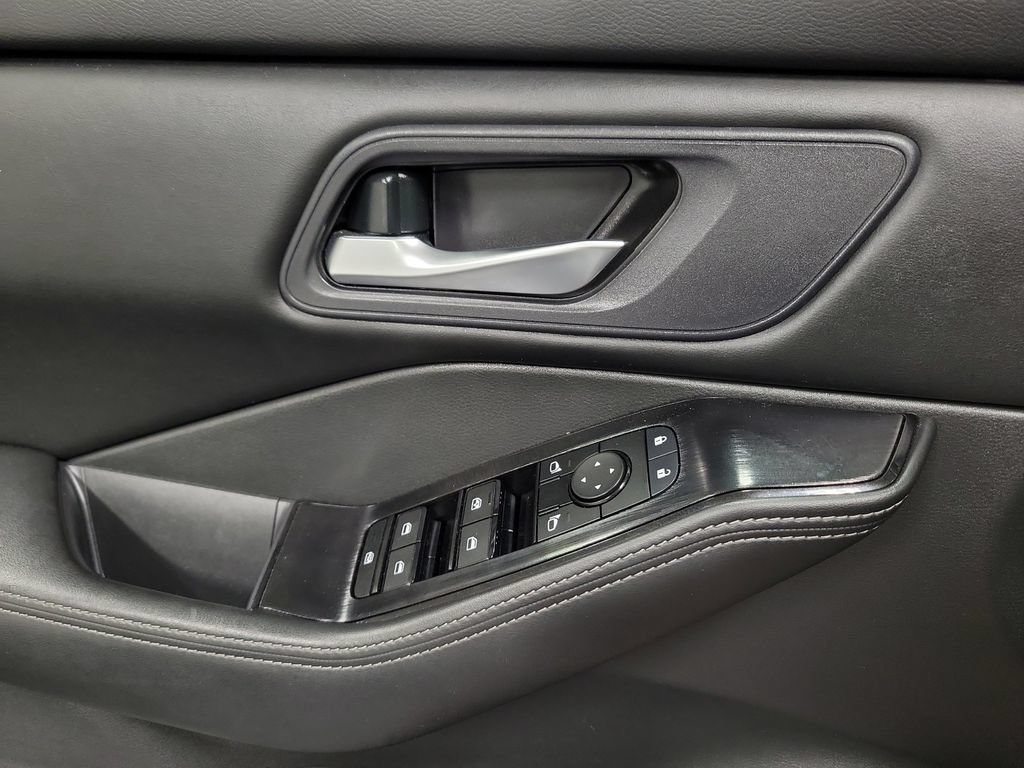 Used 2024 Nissan Rogue SV FWD image 19