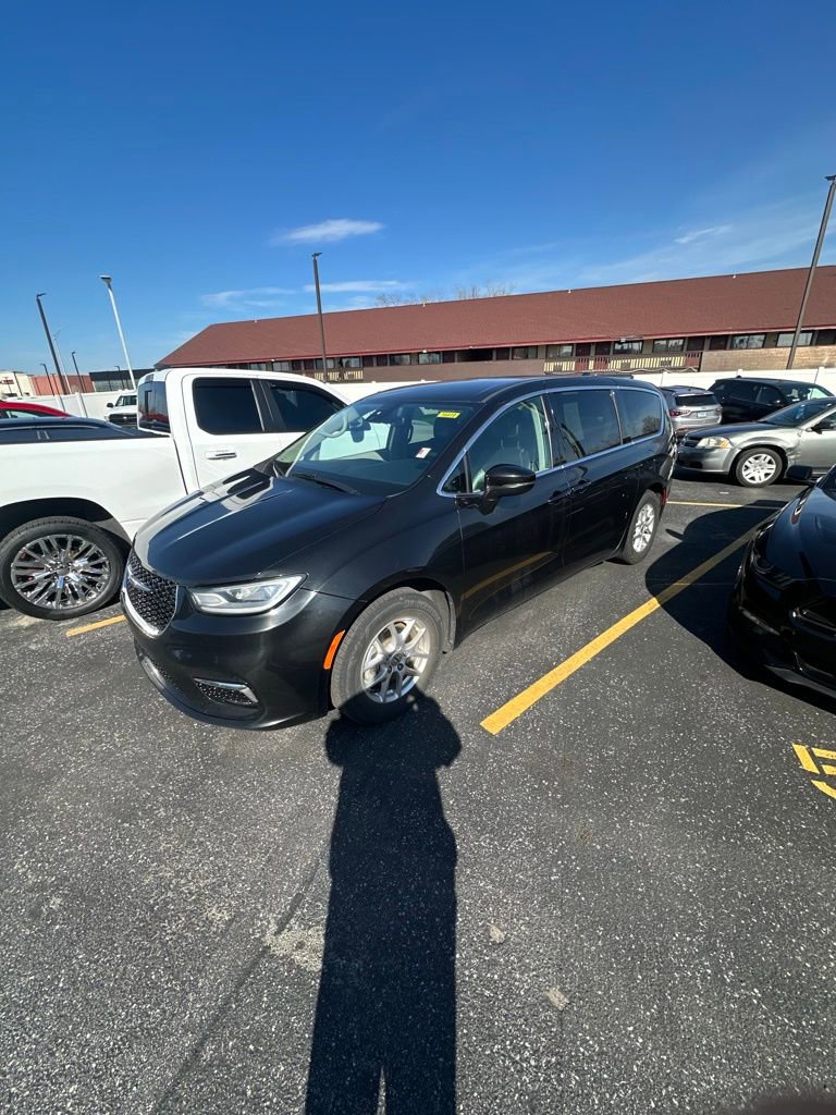 Used 2023 Chrysler Pacifica Touring-L image 2