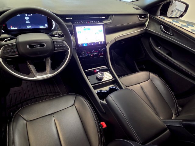 Used 2025 Jeep Grand Cherokee Limited RWD image 15