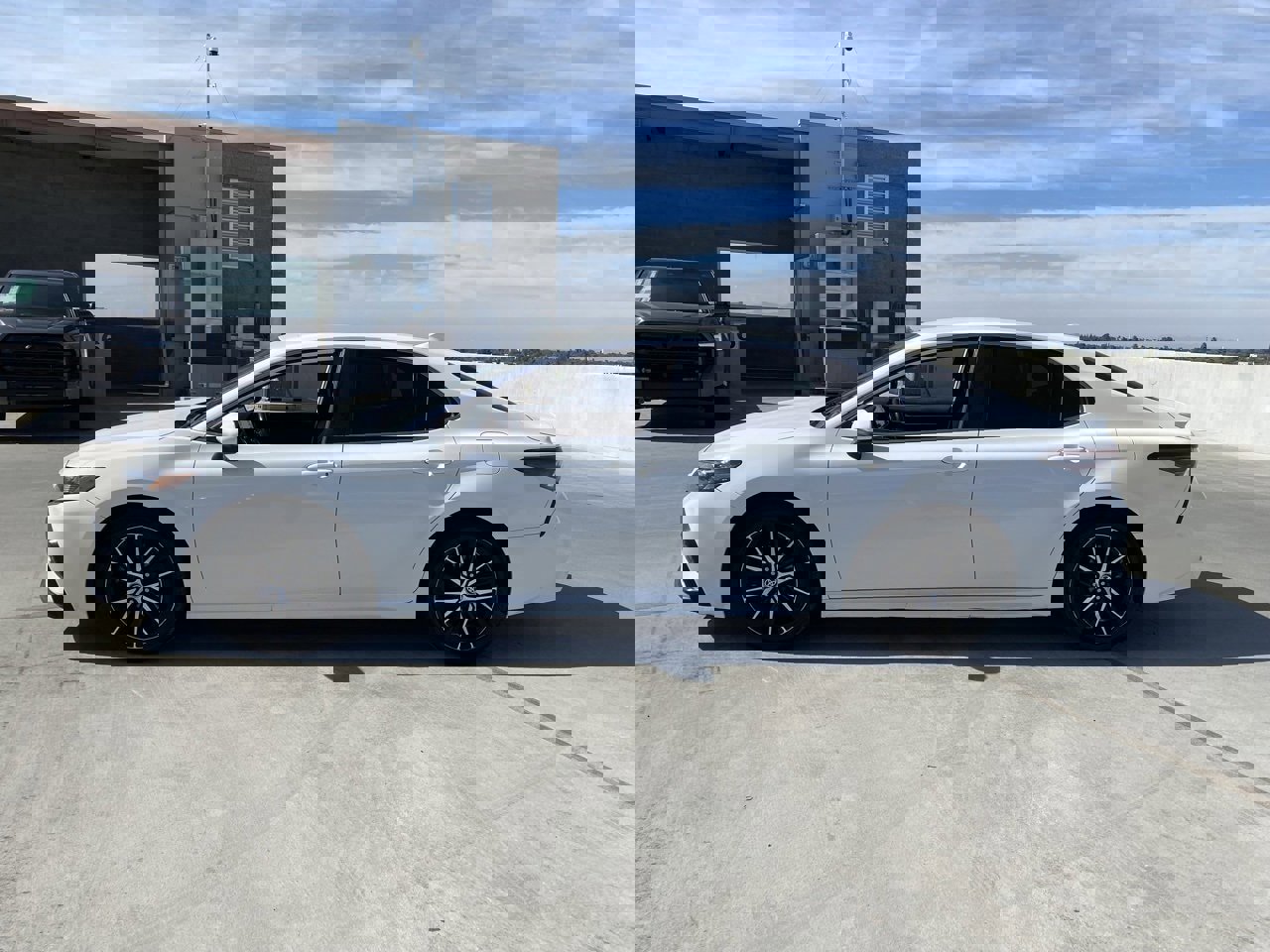 Used 2021 Toyota Camry SE image 4