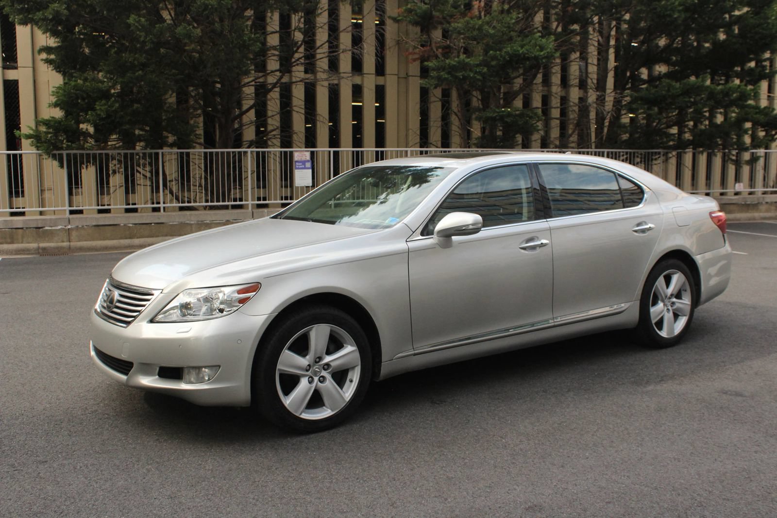 Used 2011 Lexus LS 460 L w/ Luxury Pkg RWD image 12