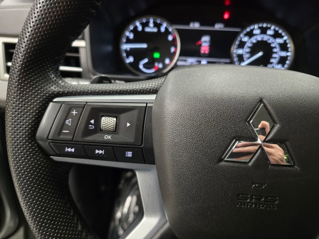 Used 2025 Mitsubishi Outlander SE FWD image 19