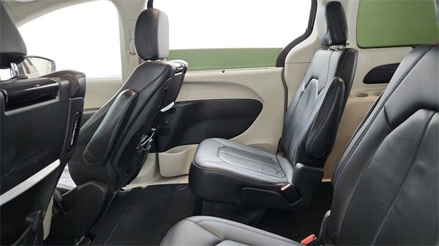 Used 2021 Chrysler Pacifica Touring-L w/ Uconnect Theater Family Group image 17