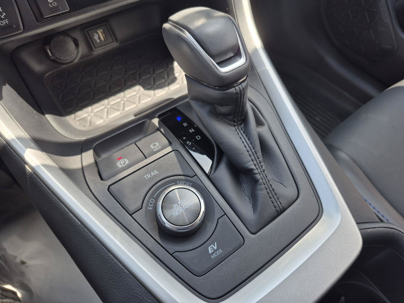 Used 2025 Toyota RAV4 XSE AWD/4WD image 5
