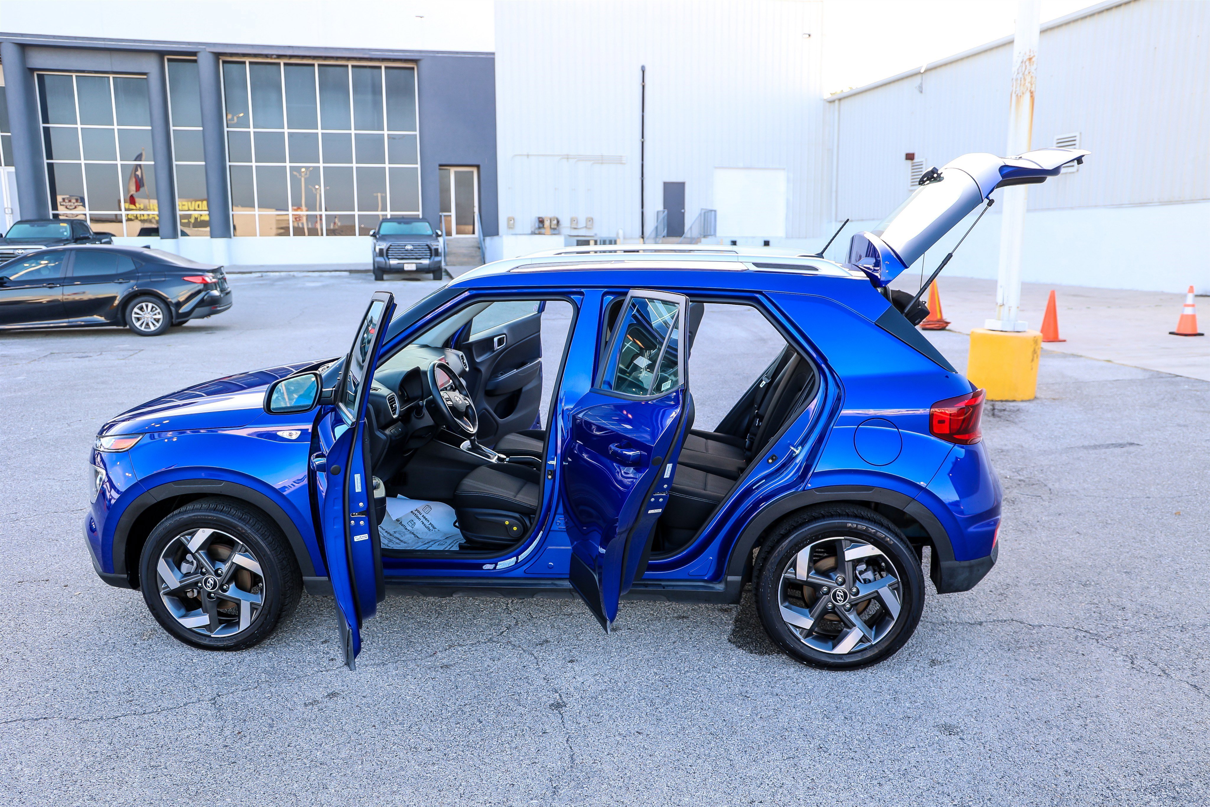 Used 2025 Hyundai Venue SEL FWD image 12