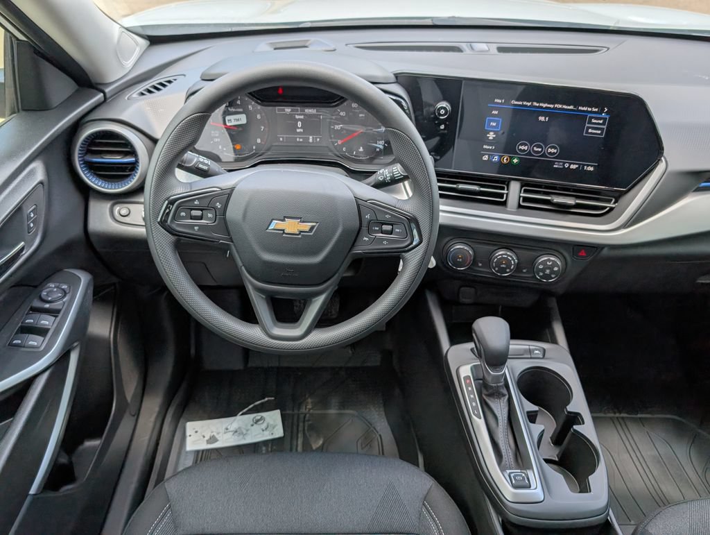 New 2026 Chevrolet Trax LS w/ LS Convenience Package FWD image 4
