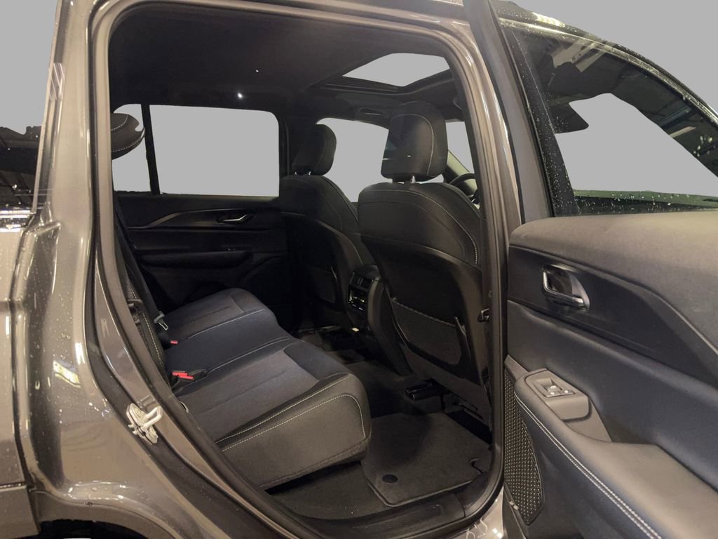 New 2025 Jeep Grand Cherokee Laredo X w/ Luxury Tech Group I image 12