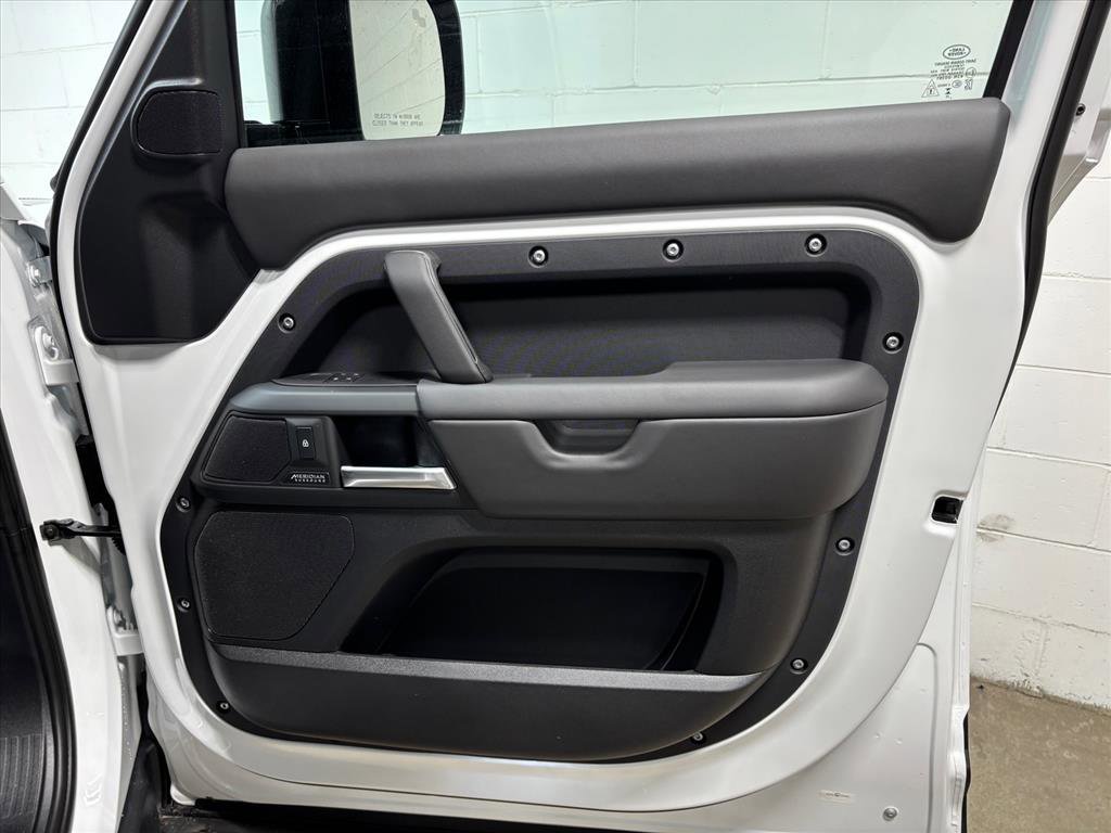 New 2026 Land Rover Defender 130 X-Dynamic SE image 33