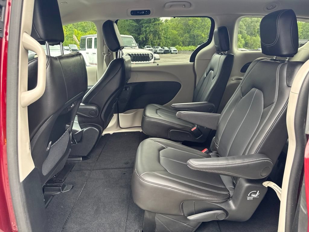 Used 2023 Chrysler Pacifica Touring-L FWD image 23