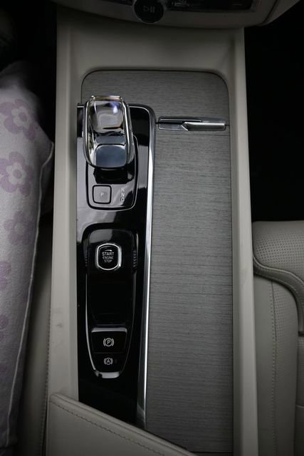 Used 2023 Volvo XC60 B6 Ultimate w/ Climate Package image 10