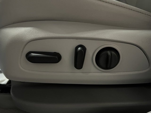 Used 2023 GMC Acadia SLT w/ Preferred Package image 16