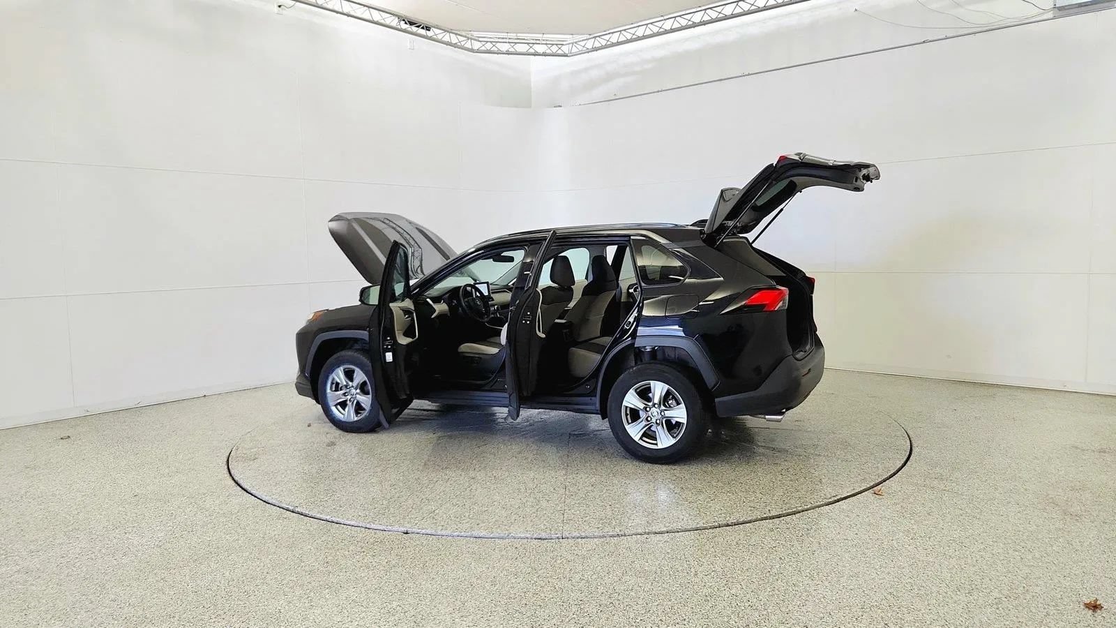 Used 2024 Toyota RAV4 XLE FWD image 31