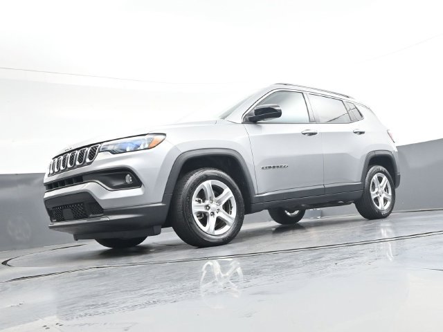 Used 2023 Jeep Compass Latitude w/ Sun and Sound Group AWD/4WD image 38