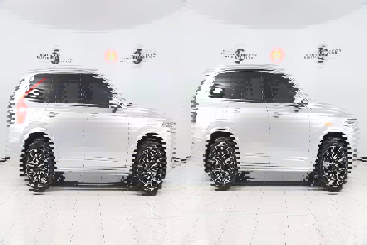 Used 2022 Volvo XC90 T6 Momentum w/ Climate Package image 2