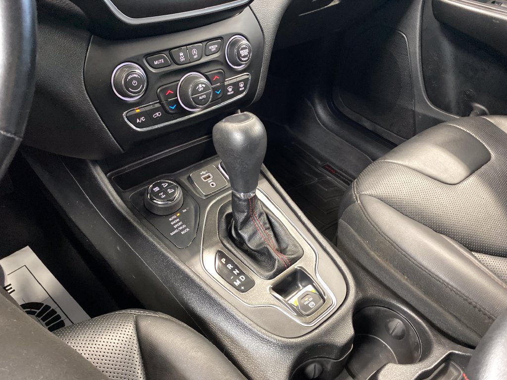 Used 2020 Jeep Cherokee Trailhawk AWD/4WD image 17