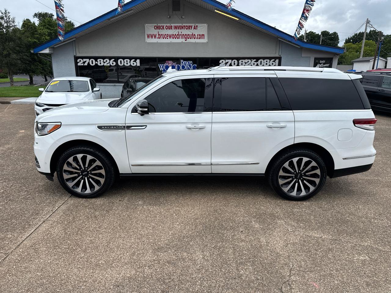 Used 2023 Lincoln Navigator Reserve AWD/4WD image 2