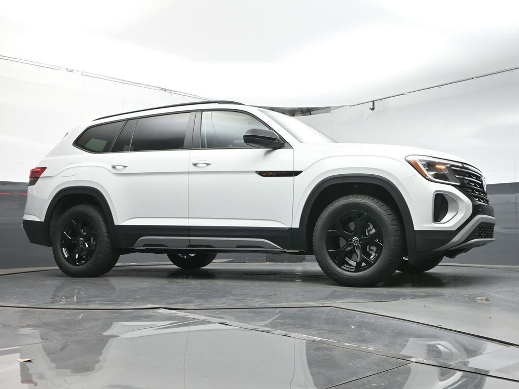 Used 2025 Volkswagen Atlas Peak Edition SE image 33